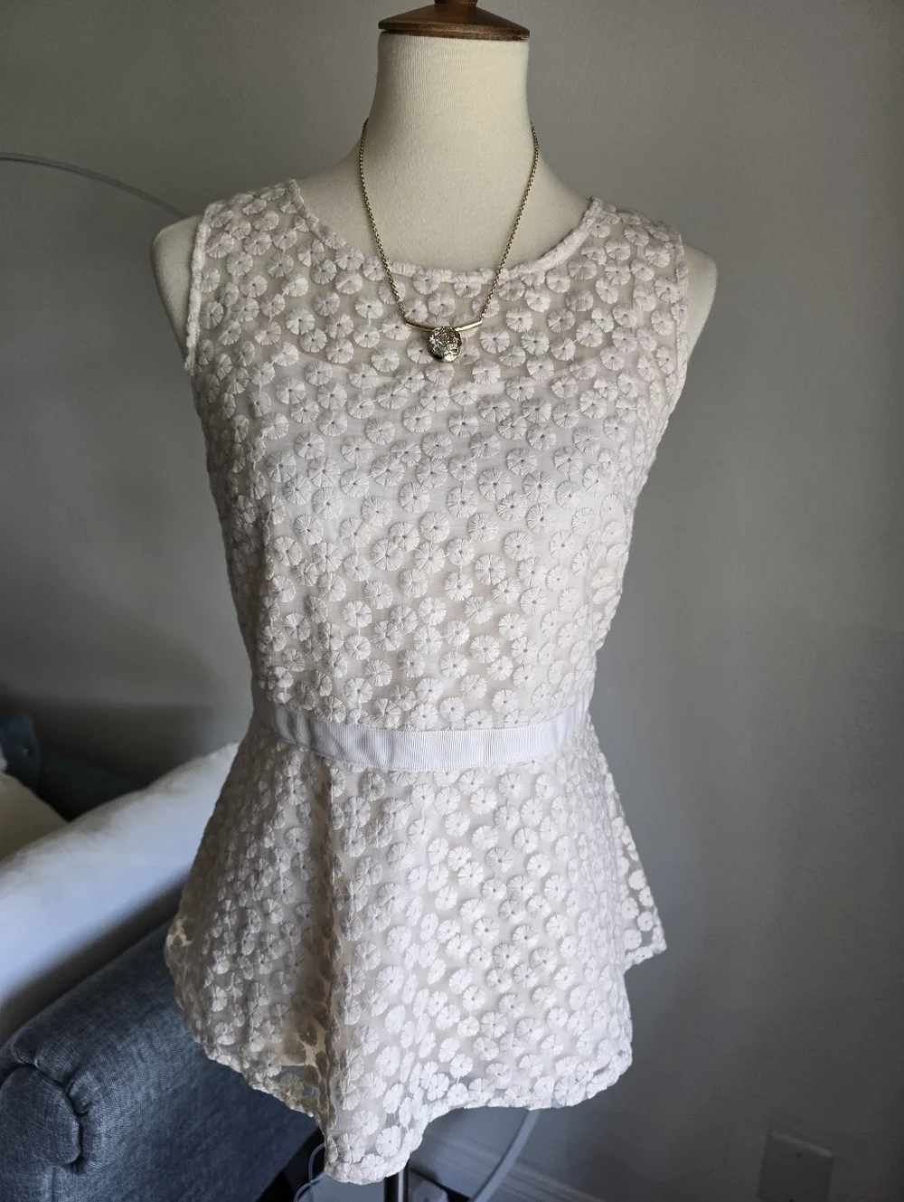 Banana Republic Women's Cream Embroidered/Eyelet Sleeveless Peplum Top